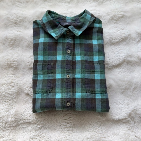 The North Face Women’s Fitted Plaid Cotton Roll-Tab Button Down Shirt - Picture 11 of 16